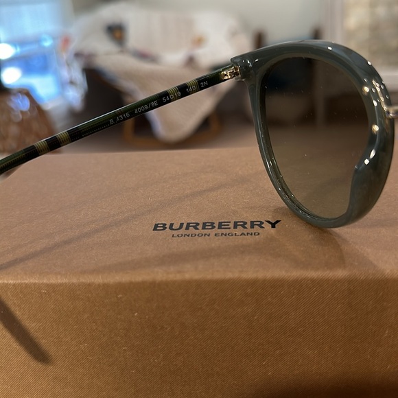 NWT Burberry Sunglasses - Picture 5 of 6